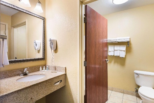 Quality Inn Des Moines image 10