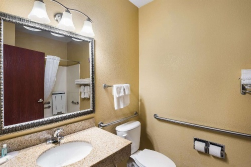 Quality Inn Des Moines image 9